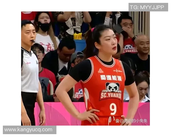 东菀女篮迎战上海女篮全力争胜展现青春风采与团队精神 东菀女篮迎战上海女篮全力争胜展现青春风采与团队精神